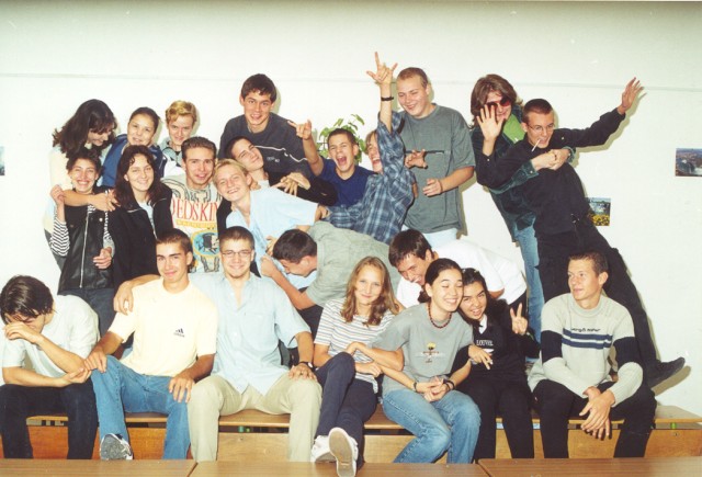 És még mindig a 11. D teljes pomájában! A termünk ekkor az ének terem volt, ráadásul saját TV-vel, HIFI-vel és zongorával, amely adottságait ki is használtuk, ha csak tehettük. Természetesen az ez ellen irányuló intelmek gondos figyelmen kívül hagyásával...